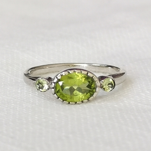 Peridot gemstone ring in Sterling Silver size 7 🆕 - Picture 8 of 8